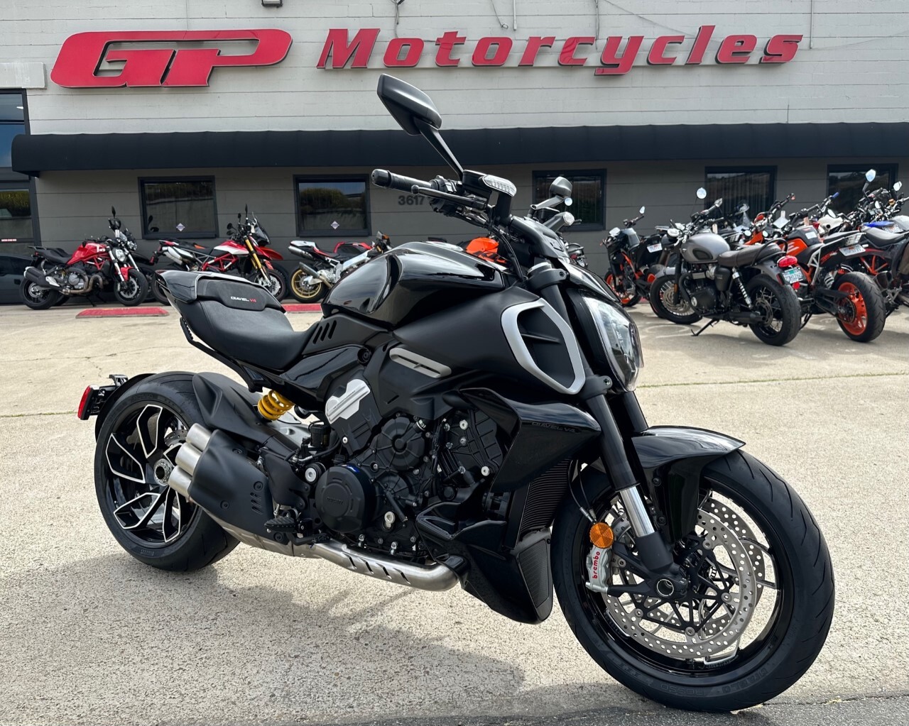 2025 DUCATI DIAVEL V4 THRILLING BLACK