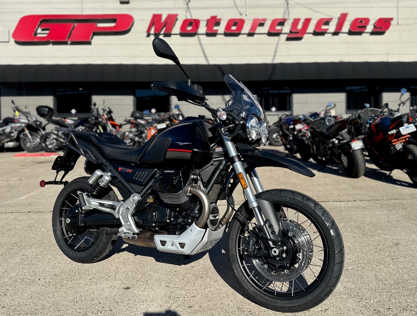 2022 MOTO GUZZI V85 TT BASE